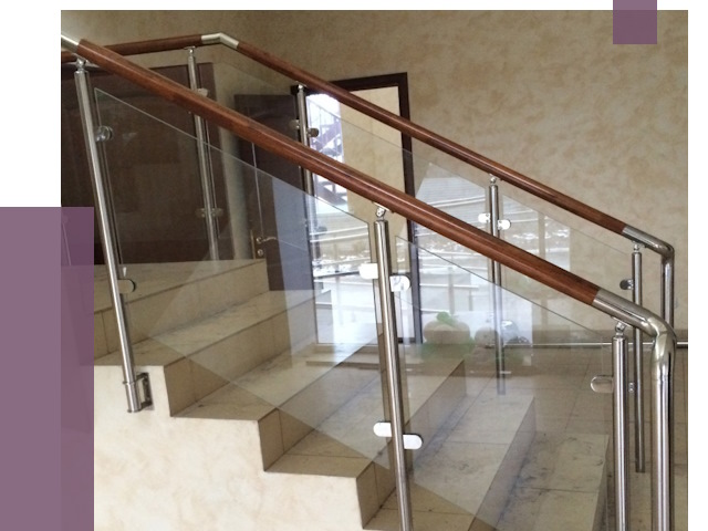 Комбинированные перила из металла и дерева в Мичуринске